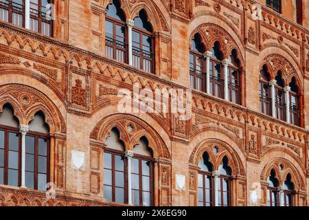 Primo piano di una facciata storica nel centro di Pisa, in Toscana, Italia centrale Foto Stock