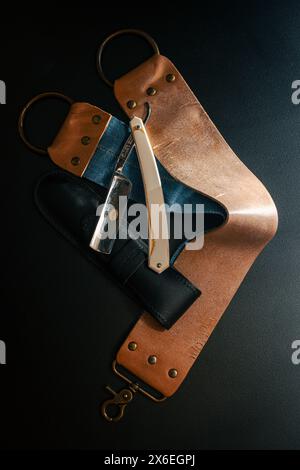 Rasoio dritto con manico in pelle Foto Stock