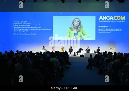 Thomas Lückerath, Chefredakteur, DWDL.de, l-r, Dr. Nadine Bilke, Programmdirektorin, ZDF, Inga Leschek, Programmgeschäftsführerin,RTL, Sabine de Mardt, Geschäftsführerin & Produzentin,Gaumont GmbH, Henrik Pabst, Geschäftsführer und Chief Content Officer,Seven. One Entertainment Group, Dr. Christoph Schneider, Country Director DE/AT & Geschäftsführer, Amazon Digital Germany GmbH, prime Video und Sascha Schwingel,CEO,UFA auf dem Panel zum Thema Mediengipfel: Lineare, su richiesta, Free oder Pay MIT welchem Content schaffen wir neues Wachstum auf der Anagacom, Europas führende Kongressmesse für Breitba Foto Stock