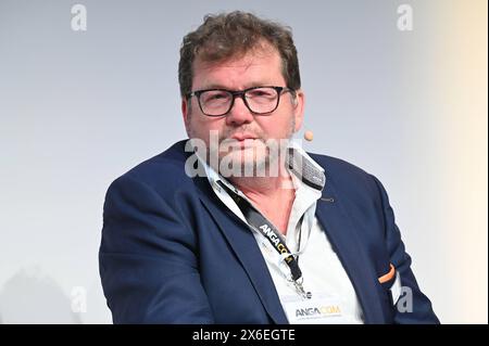 Heinz Honemann, CEO vivax Net GmbH spricht auf der Anagacom, Europas führende Kongressmesse für Breitband, Fernsehen und Online. *** Heinz Honemann, CEO vivax Net GmbH parla ad Anagacom, fiera congressuale leader in Europa per la banda larga, la televisione e online Foto Stock