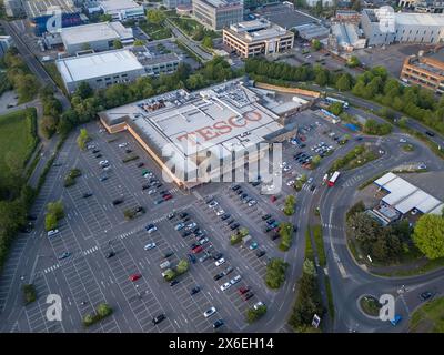 Vista aerea del supermercato Tesco Extra e parcheggio auto, Isleworth, Regno Unito. Foto Stock