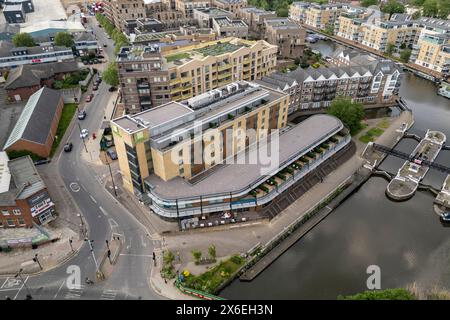 Vista aerea dell'Holiday Inn London, Brentford Lock, Brentford, Regno Unito. Foto Stock