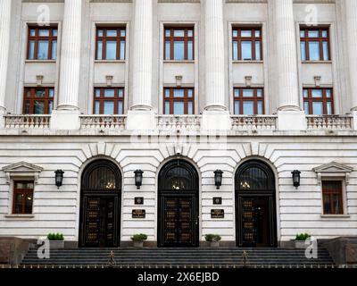 Facciata della nuova ala del palazzo della Banca Nazionale Romena, costruita tra il 1942-1944 in stile neoclassico Foto Stock