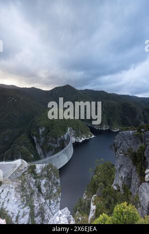 Vista della diga di Gordon in una fresca giornata estiva. Si tratta di un'unica diga ad arco in cemento a doppia curvatura con un passaggio attraverso il fiume Gordon vicino a Strathgo Foto Stock