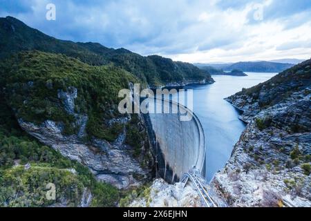 Vista della diga di Gordon in una fresca giornata estiva. Si tratta di un'unica diga ad arco in cemento a doppia curvatura con un passaggio attraverso il fiume Gordon vicino a Strathgo Foto Stock