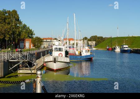Klaipeda, Lituania - 11 agosto 2023: Numerose barche di varie dimensioni galleggiano in un affollato specchio d'acqua. Foto Stock
