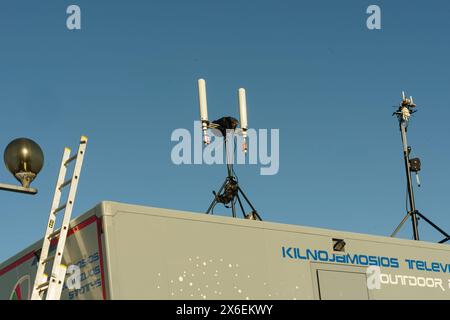 Klaipeda, Lituania - 11 agosto 2023: Un camion di trasmissione in diretta con il pannello laterale aperto, che rivela schermi e attrezzature per la produzione televisiva, sta Foto Stock