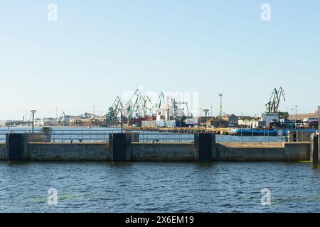 Klaipeda, Lituania - 11 agosto 2023: Un molo che si estende in un vasto specchio d'acqua, creando una vista panoramica sul lungomare. Foto Stock
