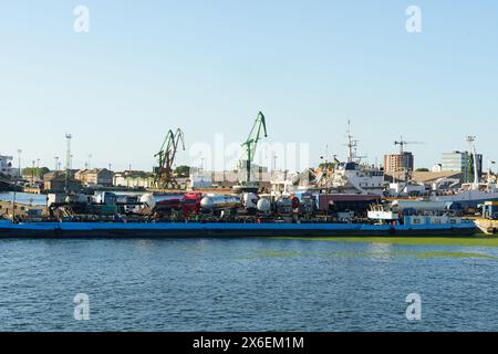 Klaipeda, Lituania - 11 agosto 2023: Una grande barca blu si sposta pacificamente sulla superficie di acqua calma. Foto Stock