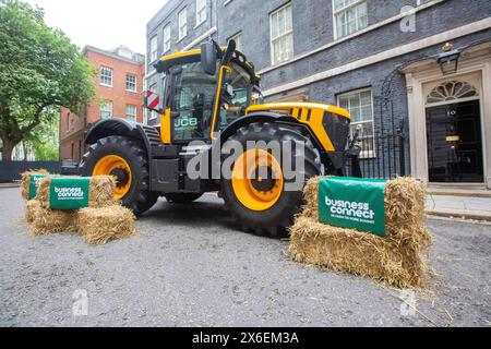 Londra, Inghilterra, Regno Unito. 14 maggio 2024. Un trattore e un fieno sono visti fuori 10 Downing Street come il primo ministro britannico Rishi Sunak presiede il summit agricolo. (Credit Image: © Tayfun Salci/ZUMA Press Wire) SOLO PER USO EDITORIALE! Non per USO commerciale! Foto Stock