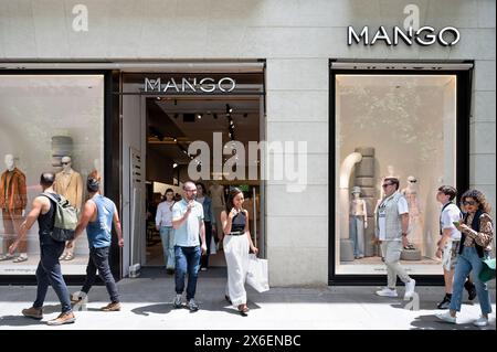 Madrid, Spagna. 14 maggio 2024. Gli acquirenti vengono visti presso il negozio Mango, una multinazionale spagnola di abbigliamento. (Foto di Xavi Lopez/SOPA Images/Sipa USA) credito: SIPA USA/Alamy Live News Foto Stock