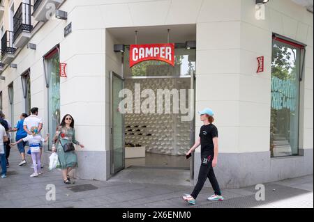 Madrid, Spagna. 14 maggio 2024. Le persone si vedono fuori dal negozio spagnolo camper, marchio multinazionale di produzione e vendita al dettaglio di calzature, in Spagna. (Foto di Xavi Lopez/SOPA Images/Sipa USA) credito: SIPA USA/Alamy Live News Foto Stock