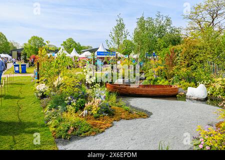 Giardino con spettacolo "Green Islands" (medaglia di bronzo) al RHS Malvern Spring Festival al Three Counties Showground di Malvern Foto Stock