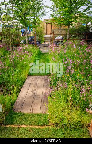 Il giardino dello spettacolo "The Cotswold Garden" (medaglia d'oro, miglior giardino) al festival primaverile RHS Malvern presso il Three Counties Showground di Malvern Foto Stock