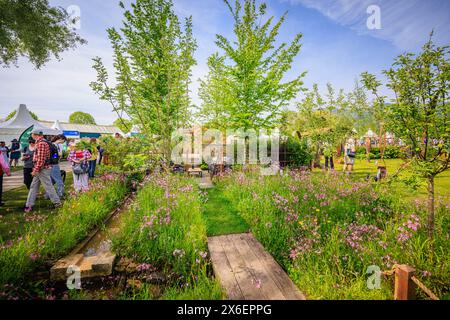 Il giardino dello spettacolo "The Cotswold Garden" (medaglia d'oro, miglior giardino) al festival primaverile RHS Malvern presso il Three Counties Showground di Malvern Foto Stock