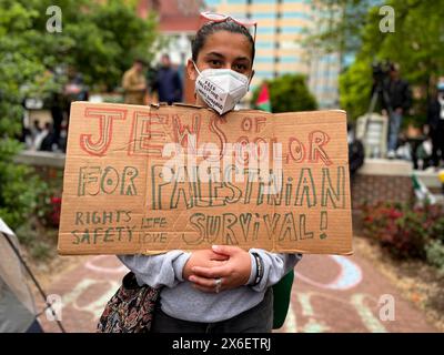 Washington, District of Columbia, USA. 25 maggio 2024. Una donna ebrea di colore chiede la sopravvivenza palestinese all'accampamento della George Washington University di Gaza. (Credit Image: © sue Dorfman/ZUMA Press Wire) SOLO PER USO EDITORIALE! Non per USO commerciale! Foto Stock