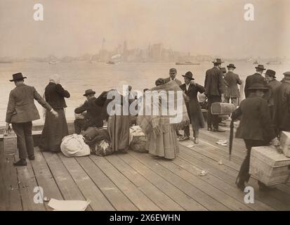 Immigrati in attesa di essere trasferiti, Ellis Island, New York City, New York, USA, Underwood & Underwood, 30 ottobre 1912 Foto Stock