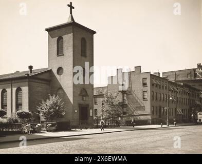 St. Luke's Chapel and Old Houses, Hudson Street, angolo tra Grove Street, New York City, New York, USA, Berenice Abbott, Federal Art Project, "Changing New York", giugno 1936 Foto Stock