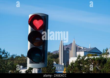 Semaforo a forma di cuore nel centro della città di Akureyri Foto Stock