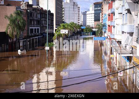 Porto Alegre, Brasile. 14 maggio 2024. Uno dei viali principali di Porto Alegre, Avenida Farrapos, preso dalle acque del Lago Guaiba nella città di Porto Alegre questo martedì (14/07/2024). Una sequenza di forti piogge causate da un evento meteorologico estremo ha colpito lo stato del Rio grande do sul, causando inondazioni e inondazioni, lasciando persone senza casa e morte in diverse città, ponendo l'intera regione in uno stato di calamità pubblica. FOTO: Maxi Franzoi/AGIF credito: AGIF/Alamy Live News Foto Stock