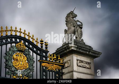 Unicorn, porta di Buckingham Palace, St. James's Park, Londra, Inghilterra, U. K Foto Stock