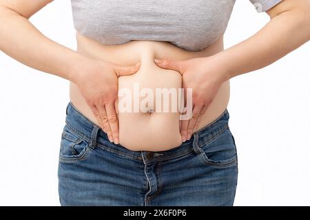 Primo piano pancia di una donna grassa con pancia grassa, chobbia, pancia grassa con donna sovrappeso isolato su sfondo bianco. Foto Stock