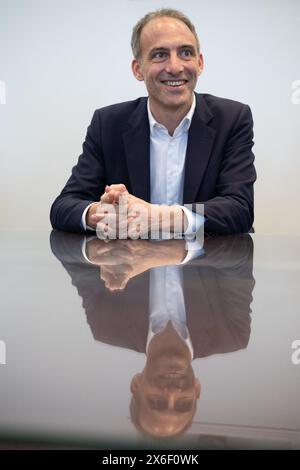 Camon, Francia. 14 maggio 2024. Candidato leader del Partito Socialista francese (PS) e del Partito Editoriale per le elezioni europee e il deputato francese Raphael Glucksmann parla alla stampa prima di una riunione, in vista delle prossime elezioni europee, a Camon, vicino ad Amiens, nella Francia settentrionale, il 14 maggio, 2024. foto di Raphael Lafargue/ABACAPRESS. COM credito: Abaca Press/Alamy Live News Foto Stock