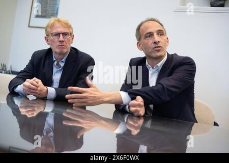 Camon, Francia. 14 maggio 2024. Candidato leader del Partito Socialista francese (PS) e del Partito Editoriale per le elezioni europee e il deputato francese Raphael Glucksmann parla alla stampa prima di una riunione, in vista delle prossime elezioni europee, a Camon, vicino ad Amiens, nella Francia settentrionale, il 14 maggio, 2024. foto di Raphael Lafargue/ABACAPRESS. COM credito: Abaca Press/Alamy Live News Foto Stock