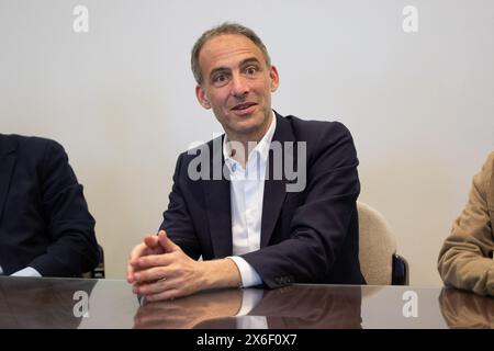 Camon, Francia. 14 maggio 2024. Candidato leader del Partito Socialista francese (PS) e del Partito Editoriale per le elezioni europee e il deputato francese Raphael Glucksmann parla alla stampa prima di una riunione, in vista delle prossime elezioni europee, a Camon, vicino ad Amiens, nella Francia settentrionale, il 14 maggio, 2024. foto di Raphael Lafargue/ABACAPRESS. COM credito: Abaca Press/Alamy Live News Foto Stock