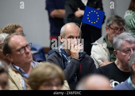Camon, Francia. 14 maggio 2024. Le persone detengono bandiere UE mentre partecipano a un partito socialista francese (PS) e organizzano una riunione Publique per le elezioni europee nel corso di una riunione, in vista delle prossime elezioni europee, a Camon, vicino ad Amiens, nella Francia settentrionale, il 14 maggio, 2024. foto di Raphael Lafargue/ABACAPRESS. COM credito: Abaca Press/Alamy Live News Foto Stock