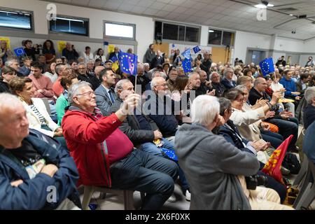 Camon, Francia. 14 maggio 2024. Le persone detengono bandiere UE mentre partecipano a un partito socialista francese (PS) e organizzano una riunione Publique per le elezioni europee nel corso di una riunione, in vista delle prossime elezioni europee, a Camon, vicino ad Amiens, nella Francia settentrionale, il 14 maggio, 2024. foto di Raphael Lafargue/ABACAPRESS. COM credito: Abaca Press/Alamy Live News Foto Stock