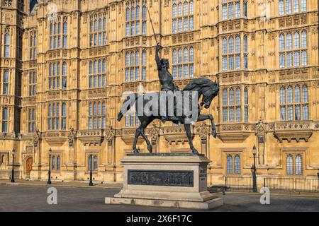 Statua di Riccardo i d'Inghilterra, Houses of Parliament, Londra, lunedì 29 aprile, 2024. foto: David Rowland / One-Image.com Foto Stock