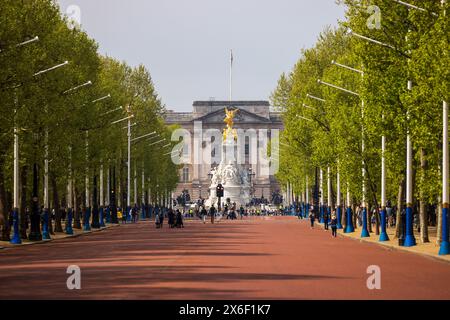 The Mall guardando verso Buckingham Palace, Londra, mercoledì 1° maggio 2024. Foto: David Rowland / One-Image.com Foto Stock