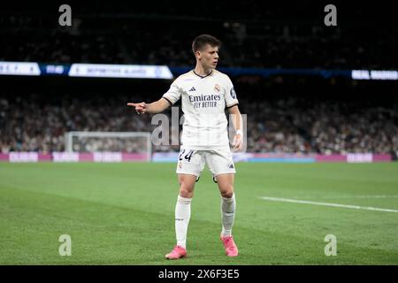 MADRID, SPAGNA - 14 MAGGIO: Arda Guler del Real Madrid durante la partita della Liga 2023/24 tra Real Madrid e Alaves allo stadio Santiago Bernabeu. (Foto di Guillermo Martinez) Foto Stock