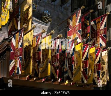 Bandiere del reggimento nella cattedrale di Lichfield, Lichfield, Staffordshire, Inghilterra, Regno Unito Foto Stock
