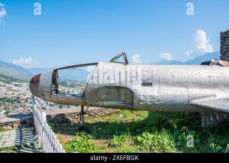 Gjirokastra Albania - 4 luglio. 2023: Lockheed T-33 Shooting Star in mostra al castello di Gjirokastra Foto Stock