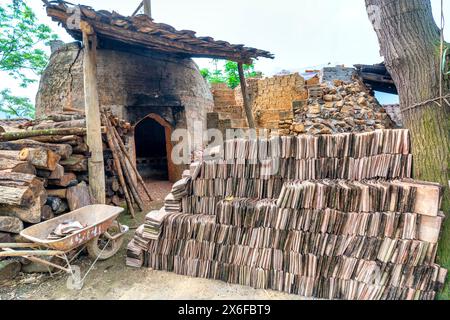 Il forno e le piastrelle tradizionali sono fatti a mano a Bac Son, Lang Son, Vietnam Foto Stock