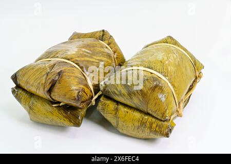 Il Khao Tom Mat o Banana Sticky Rice dessert è un popolare cibo di strada tailandese, in genere confezionato e venduto in coppia. Foto Stock