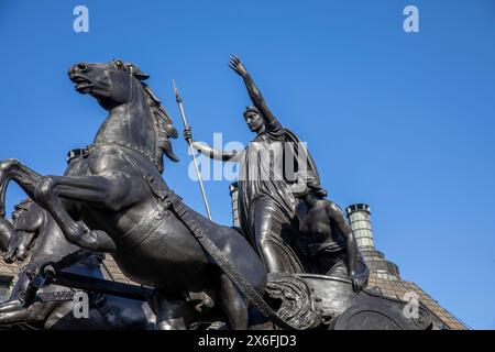 La statua della regina Boudicca, Boadicea e le sue figlie, Westminster Londra, regina della tribù degli Iceni guidarono una rivolta contro la Britannia romana Foto Stock