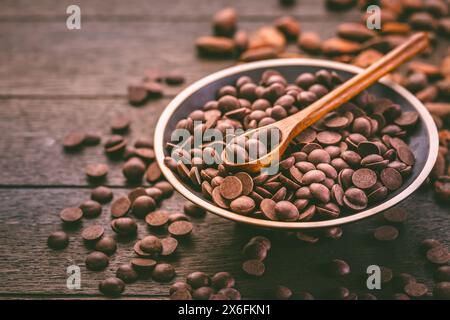 Gocce di cioccolato fondente amaro con fagioli di cacao, couverture senza zucchero, ingredienti da cuocere e cucinare Foto Stock