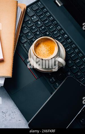 Pausa caffè in ufficio, tazza di espresso in ufficio. Posto di lavoro in un bar o in un ufficio domestico Foto Stock