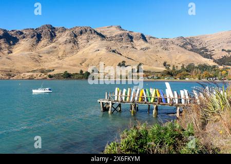 Dingys impilato su Purau Bay Jetty, Purau, Purau Avenue, Diamond Harbour, Lyttelton Harbour, Banks Peninsula, Canterbury, nuova Zelanda Foto Stock