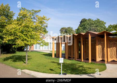 Serpentine Gallery Pavilion 2023 progettato da Lina Ghotmeh, vista esterna a Hyde Park Londra, autunno 2023, Inghilterra, Regno Unito Foto Stock