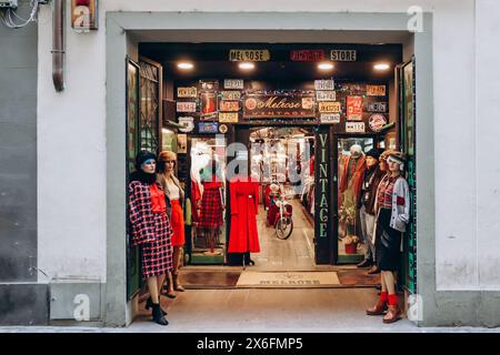 Firenze, Italia - 31 dicembre 2023: Facciata di un negozio di abbigliamento vintage a Firenze Foto Stock