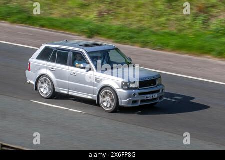 2005 Silver Land Rover Rangerover SPT V8Sc STD A, Rangerover V8 S/C Commandshift Auto SUV benzina Bi-Fuel 4197 cc; viaggia a velocità sostenuta sull'autostrada M61, Regno Unito Foto Stock