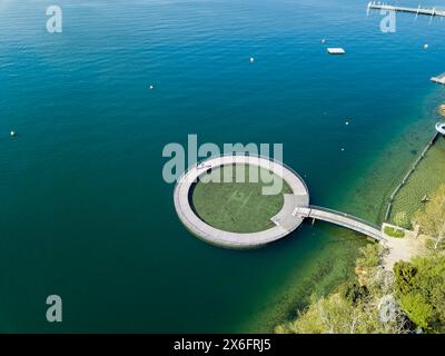 Immagine aerea della piscina pubblica sul lato del lago di Zurigo con un laghetto circolare in legno per bambini Foto Stock