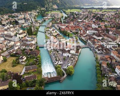 Interlaken, Svizzera - 17 giugno 2022: Vista aerea sulla città di Interlaken in Svizzera. Interlaken è una delle attività ricreative e touri più popolari Foto Stock