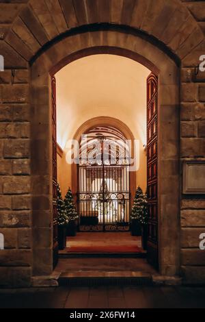 Bellissimo edificio antico nel centro di Firenze, decorato per Natale Foto Stock