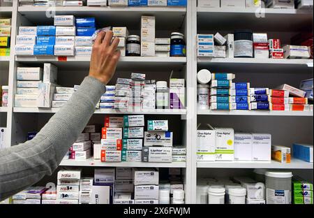 Foto del file del 16/11/09 di un farmacista che stocca scaffali presso un farmacista. Dieci farmacie chiuse ogni settimana, in media, nei primi mesi dell'anno, gli esperti hanno avvertito. La National Pharmacy Association (NPA) ha detto che tra gennaio e la fine di aprile di quest'anno, circa 177 farmacie hanno chiuso in tutta l'Inghilterra. Data di pubblicazione: Mercoledì 15 maggio 2024. Foto Stock