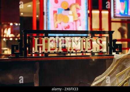 Firenze, Italia - 31 dicembre 2023: Vetrina della boutique Hermes nel centro di Firenze Foto Stock